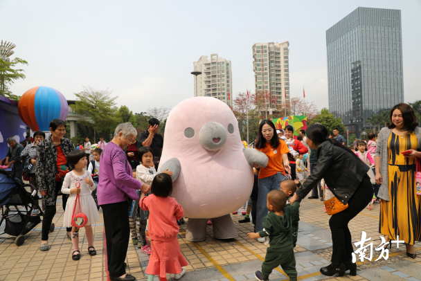 想要和萌萌噠的“鴨梨哥”見面嗎？快來布吉雕塑公益巡展吧